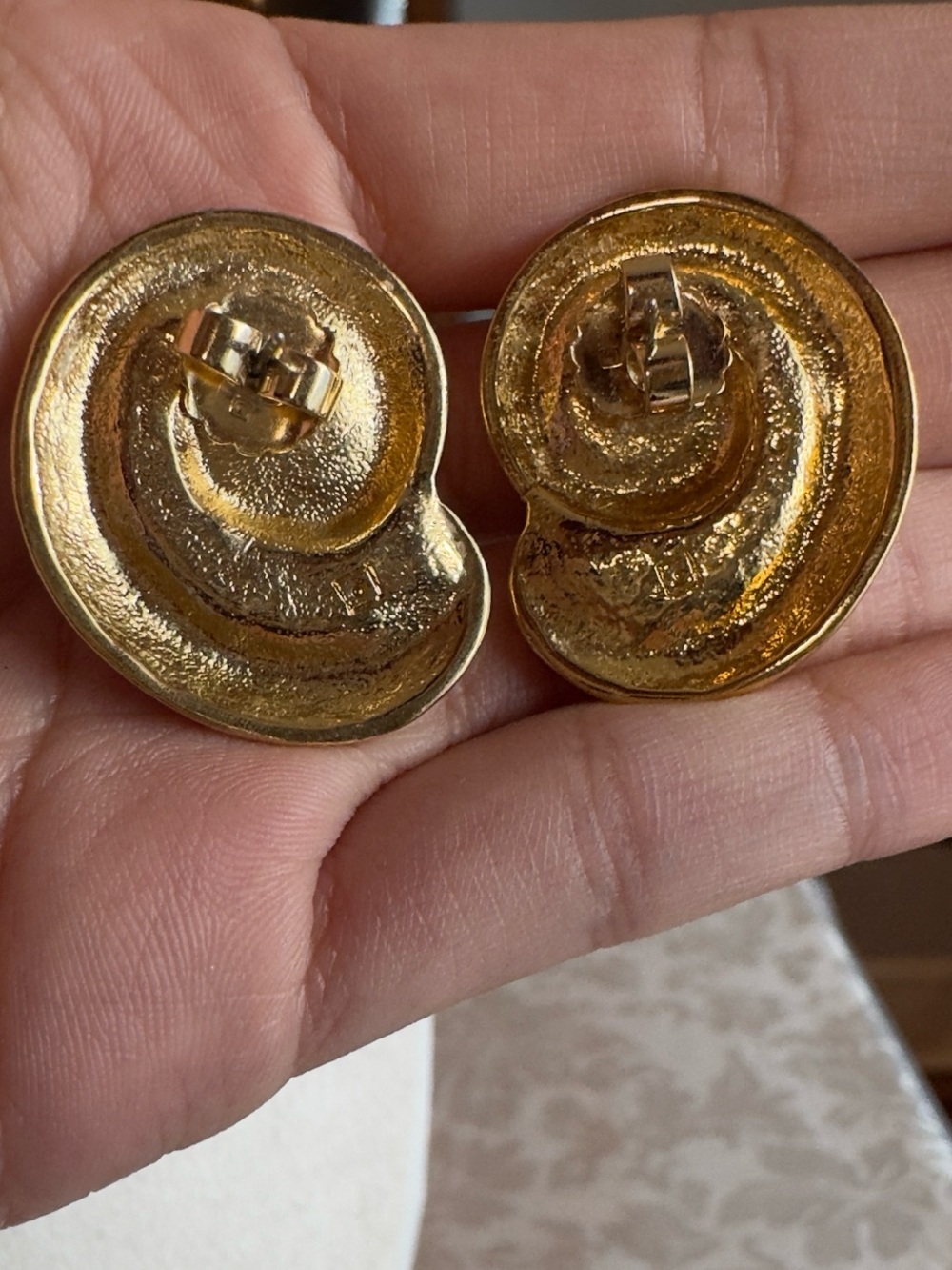 Vintage Avon Island Conch Shell Gold Tone & Peach Enamel Pierced Post Earrings - Picture 7 of 8